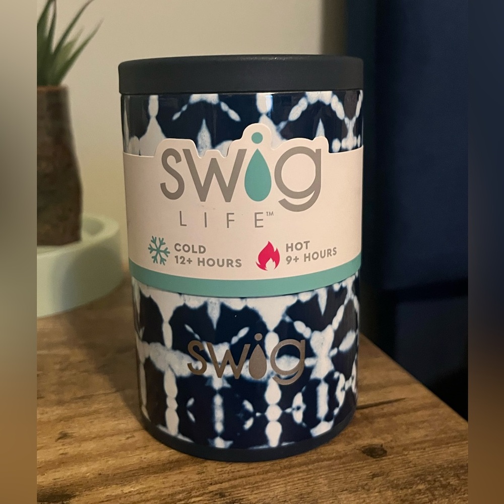 NWT Swig Life SS Insulated can/bottle cooler in Indigo Isles pattern